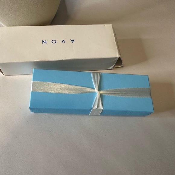 Brand New Brand new from 2005 Avon 2005 Floral Link Tennis Bracelet and Earrings - Picture 3 of 4